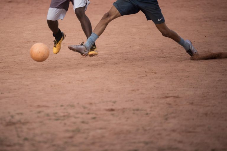 jogadores-disputam-a-bola-num-jogo-da-varzea-1543931488375_v2_1920x1280