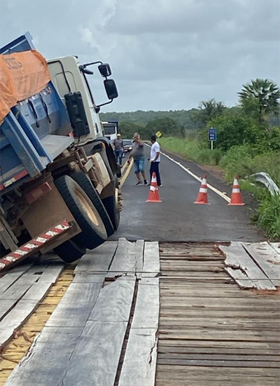 caminhão_caçamba_acidente